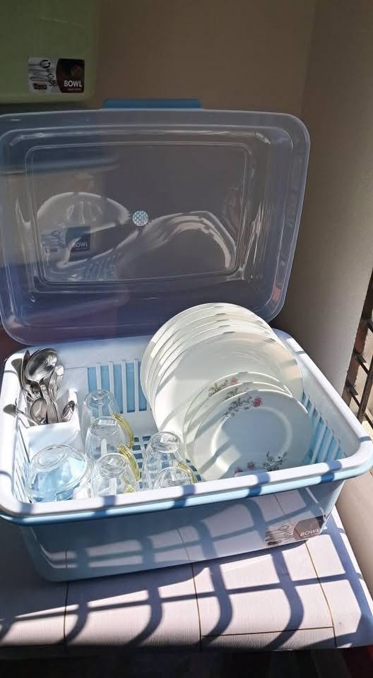 Dust-proof kitchen plastic dish drying rack with a flip cover