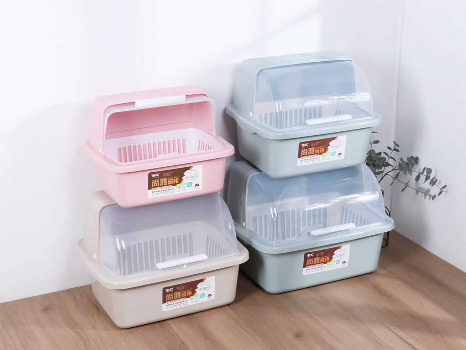 Dust-proof kitchen plastic dish drying rack with a flip cover